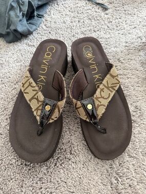 Calvin Klein Tan & Brown Logo Strap Flip Flops